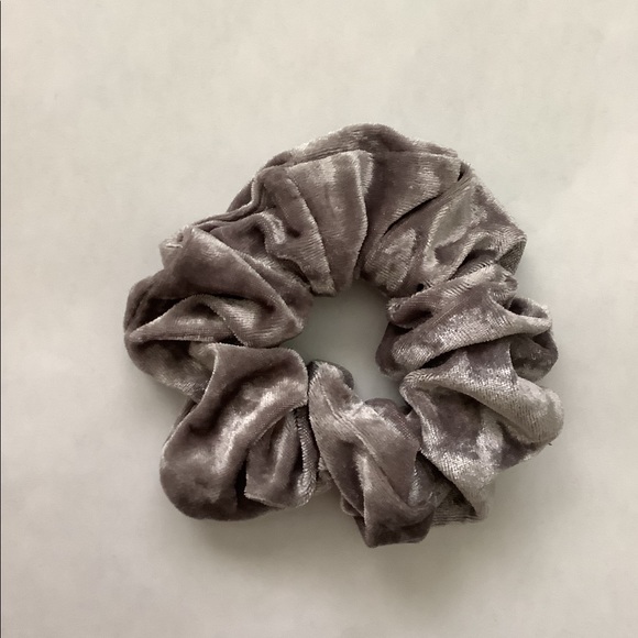 Soft velvet scrunchies - Picture 4 of 16